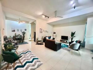 a living room with a couch and chairs and a table at Comel House Hadapan Hospital Sultanah Bahiyah Alor Setar- Teres 2 Tingkat Vistana Indah Depan HSB 4 Bilik Airconds & Ruang tamu aircond dan free wifi in Kampong Masjid