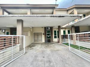an outside view of a building with a gate at Comel House Hadapan Hospital Sultanah Bahiyah Alor Setar- Teres 2 Tingkat Vistana Indah Depan HSB 4 Bilik Airconds & Ruang tamu aircond dan free wifi in Kampong Masjid