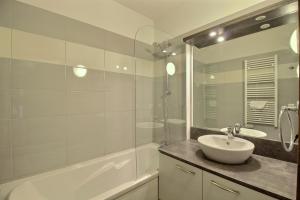 a white bathroom with a sink and a shower at Sainte-Foy Station, Appartement 2 chambres rénové, Vue vallée, Skis aux pieds in Sainte-Foy-Tarentaise +9 photos