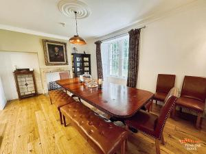 ハルトホイッスルにあるBridge End House - Pet Friendlyの木製のテーブルと椅子のあるダイニングルーム +35枚の写真