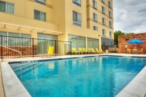 La alberca dentro o cerca de Fairfield Inn & Suites by Marriott Austin San Marcos