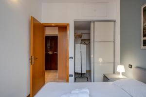 Postel nebo postele na pokoji v ubytování Easylife - Classic and Comfy Porta Romana Flat