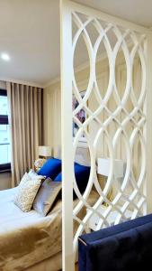 a bedroom with a large white wall partition at Apartament Prosta 28 in Toruń