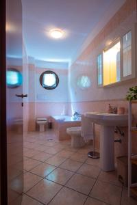 Un baño con lavabo, bañera e inodoro. en Tramonti D aMare, en Tramonti