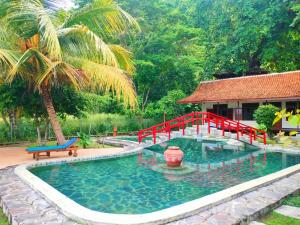 Bazén v ubytování The Joglo by Ketapang nebo v jeho okolí