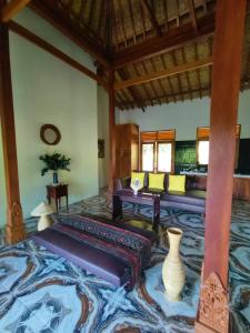 Postel nebo postele na pokoji v ubytování The Joglo by Ketapang + 19 fotografií