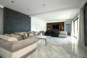 Ruang duduk di Maison Architecte avec Salle de Cinéma