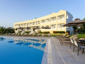 hotel z basenem z leżakami i parasolami w obiekcie Niforeika Beach Hotel w mieście Niforeika