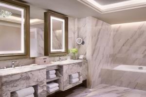 Ein Badezimmer in der Unterkunft The St. Regis Jakarta