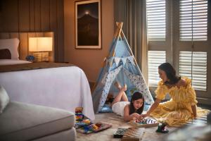 Kinder, die in der Unterkunft The St. Regis Jakarta übernachten