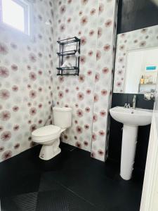 ein Badezimmer mit Toilette und Waschbecken in der Unterkunft บ้าน2ห้องนอน1ห้องน้ำเงียบสงบเดิน10นาทีถึงชายหาด in Ban Khlong Haeng