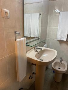 A bathroom at Hotel Ovetense