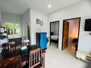 ein Wohnzimmer mit einem Esstisch und ein Schlafzimmer in der Unterkunft บ้าน2ห้องนอน1ห้องน้ำเงียบสงบเดิน10นาทีถึงชายหาด in Ban Khlong Haeng