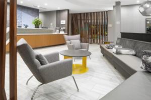SpringHill Suites by Marriott Raleigh Apex的休息区