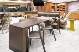 SpringHill Suites by Marriott Raleigh Apex的休息区