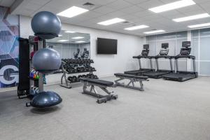 SpringHill Suites by Marriott Raleigh Apex的健身中心和/或健身设施