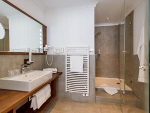 Vannituba majutusasutuses Hotel Gasthof Blaue Quelle