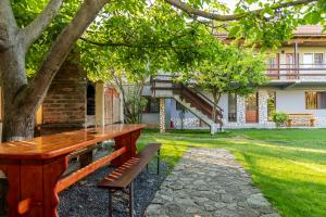 ヴァマ・ヴェケにあるCasa Tudor Vama Vecheの木の下に木のテーブルと椅子2脚 +24枚の写真