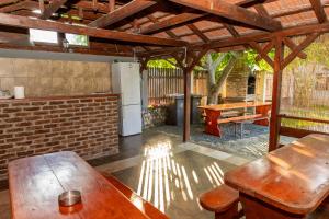 ヴァマ・ヴェケにあるCasa Tudor Vama Vecheの木製テーブルとベンチ付きのパティオ