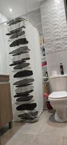 Un zapatero en un baño al lado de un inodoro. en Dar Simo, en Agadir