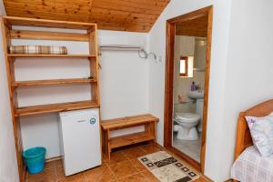 ヴァマ・ヴェケにあるCasa Tudor Vama Vecheの小さなバスルーム(トイレ付)、冷蔵庫が備わります。