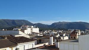 a view of a city with mountains in the background at Loft céntrico en Ronda cercano al Tajo y Plaza de Toros con Wifi y Parking Opcional in Ronda