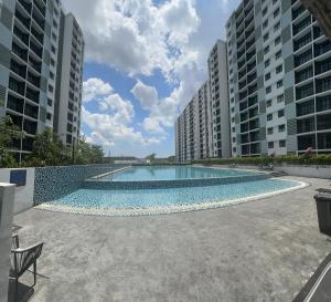 Kolam renang di atau dekat dengan Dhancell Executive Homestay 8 Pax NETFLIX WIFI AT DESARU