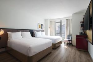 Postel nebo postele na pokoji v ubytování Renaissance New York Flushing Hotel at Tangram