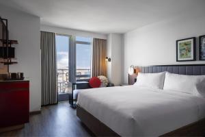 Postel nebo postele na pokoji v ubytování Renaissance New York Flushing Hotel at Tangram