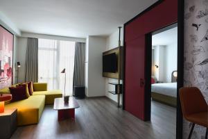 Postel nebo postele na pokoji v ubytování Renaissance New York Flushing Hotel at Tangram + 37 fotografií