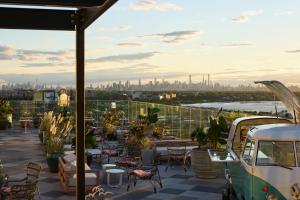 Posezení v ubytování Renaissance New York Flushing Hotel at Tangram
