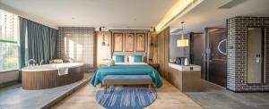 ein Schlafzimmer mit einem Bett und einer Badewanne neben einem Waschbecken in der Unterkunft Mehood Lestie, Zhangbaliu Road, Xi'an High-tech Zone in Chang'an