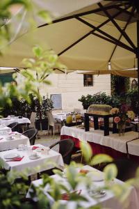 Reštaurácia alebo iné gastronomické zariadenie v ubytovaní Hotel Torcolo "Residenze del Cuore"