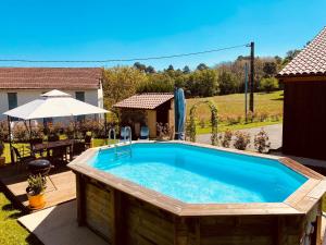 Bazén v ubytování 3-Star Tourism Rated Holiday Home with Air Con and Private Heated Pool - 45 Mins from Sarlat nebo v jeho okolí