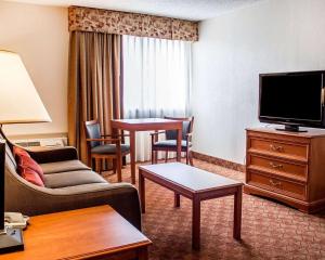 TV a/nebo společenská místnost v ubytování Quality Inn