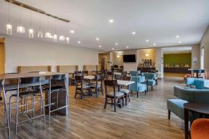 a restaurant with tables and chairs and a bar at MainStay Suites Bowling Green North in Bowling Green