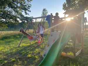 un gruppo di persone che giocano in un parco giochi di Siedlisko Białe Błota a Skorzewo
