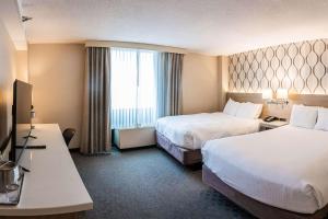 Postel nebo postele na pokoji v ubytování Radisson Hotel Duluth-Harborview