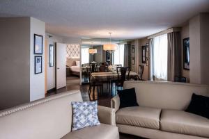 Posezení v ubytování Radisson Hotel Duluth-Harborview
