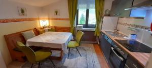 Kuchyňa alebo kuchynka v ubytovaní Urlaub am Krausberghof, Apartment mit Balkon und Parkplatz, inmitten der Natur, kostenfreie Kaffeekapseln, 6 Fahrminuten zur Alpentherme Gastein und zur Schlossalmbahn, Spielplatz, großer Gartenbereich