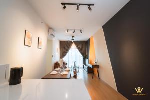 Postel nebo postele na pokoji v ubytování Mayabay Gamuda Cove SplashMania Suite