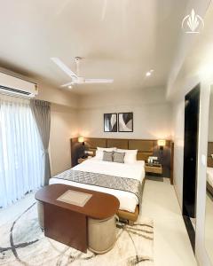 Postel nebo postele na pokoji v ubytování SIVANTA by BOMBAY GROUP OF HOTELS NAGPUR