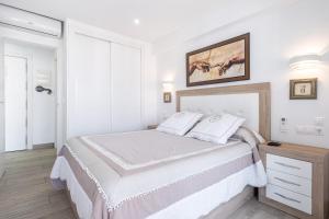 Un dormitorio blanco con una cama grande con dos almohadas. en Torre Domo 9-D Levante Beach, en Benidorm 28 fotos más