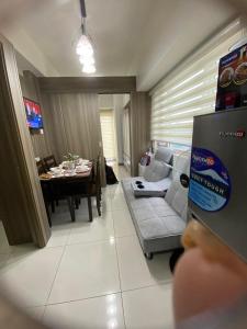 Μια τηλεόραση ή/και κέντρο ψυχαγωγίας στο Coast Residences by Casa Stellar