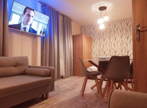 Μια τηλεόραση ή/και κέντρο ψυχαγωγίας στο Willa Mira Jurata apartament z aneksem