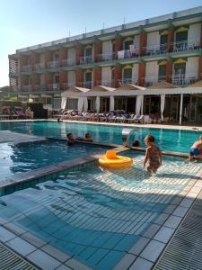 Bazén v ubytování Hotel Palm Beach nebo v jeho okolí