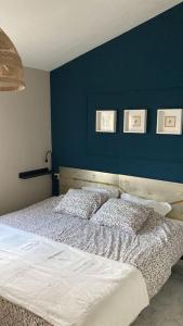 a bedroom with a blue wall with a bed at Pool House Mencey in El Médano
