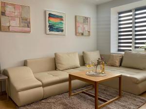 Posezení v ubytování Family-Friendly 2-BedRoom Apt Free Parking + 34 fotografií