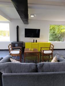 a living room with a couch and a table at La escondida in Ramallo