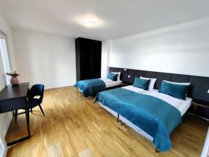 デュッセルドルフにあるB-Chill Houseのベッドルーム1室(ベッド2台、デスク、テーブル付) +25枚の写真